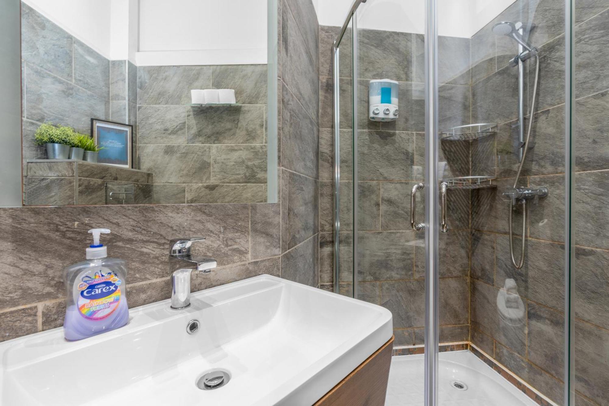 Cosy Modern City Centre Flat Edinburgh Exterior photo
